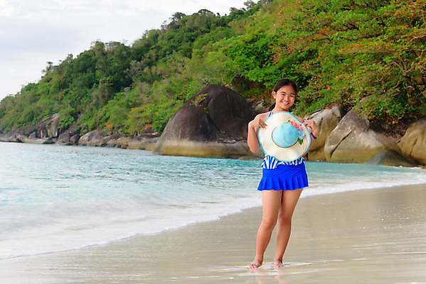 포토 JPG 해외이미지 나무 1 수영복 행복 바다 섬 여행 포즈 태국 자연 하늘 아침 휴가 한명 서기 미소 사람 동양인 풍경 야외 초록색 물 여름 파란색 햇빛 여행객 일출 일몰 줄무늬 새벽 흰색 푸켓 해외202004 해외포토 주간 자연요소 식물 옷 계절 감정 아시아 컬러 무늬 모션 표정 인종 태양 노을 생태계 파일형식 이미지허브