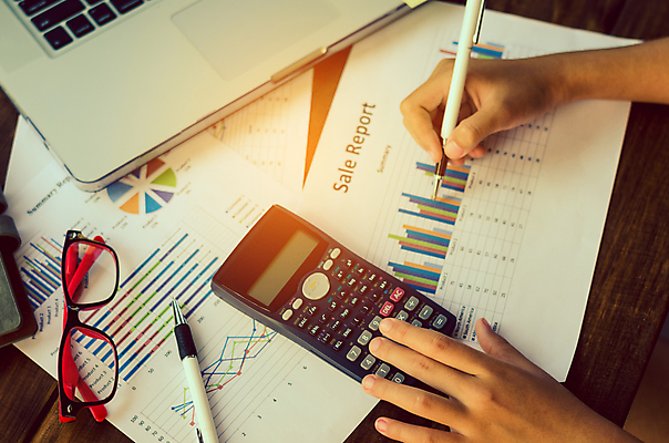 포토 JPG 해외이미지 직업 컨셉 비즈니스 관리 사람없음 목재 금융 노트북 컴퓨터 사무실 계산기 정보 작업 비즈니스맨 책상 서비스 경영자 회계 회계사 해외202004 해외포토 나무 남자 가구 재료 문구용품 경제 전자제품 장비 직장인 리더 파일형식 이미지허브