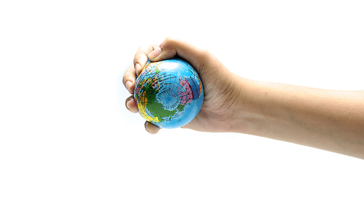 포토 JPG 해외이미지 손 지구 실내 들기 신체부위 지구본 잡기 해외202004 해외포토 모션 사람 내부 파일형식 이미지허브