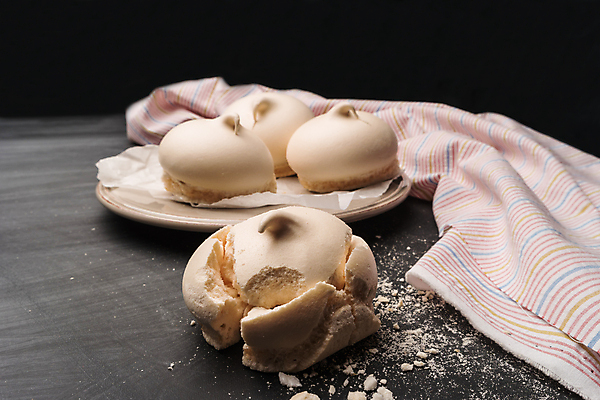 포토 JPG 해외이미지 접시 검은배경 서양음식 실내 사람없음 쿠키 손상 달콤 머랭 종이호일 해외202004 머랭쿠키 해외포토 식기 음식 백그라운드 컨셉 디저트 내부 검은색 맛 파일형식 이미지허브