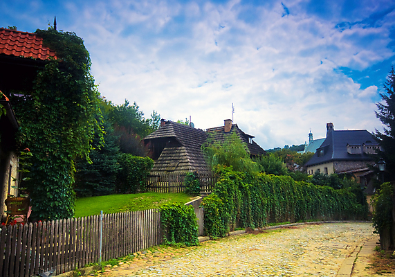 포토 JPG 해외이미지 유럽 문화 도로 건축양식 하늘 동화 거리 주택 요정 풍경 사람없음 건물 목재 초록색 파란색 울타리 마을 시골 중세 폴란드 방법 옛날 목가 해외202004 해외포토 나무 건축물 건축 나라 길 컬러 재료 교통시설 담장 역사 파일형식 이미지허브