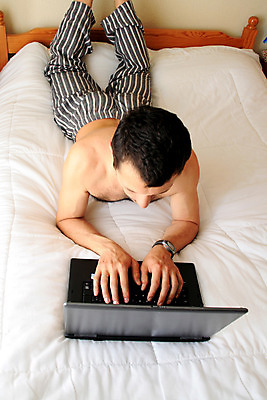 포토 JPG 해외이미지 직업 학생 라이프스타일 응시 남자 행복 분홍색 인터넷 비즈니스 통신 맨발 놀이 아침 휴식 실내 한명 소년 성인 노트북 컴퓨터 침실 침대 작업 이메일 취침시간 해외202004 해외포토 주간 1 시선 감정 어린이 컬러 가구 컨셉 발 사람 내부 생활 전자제품 파일형식 이미지허브