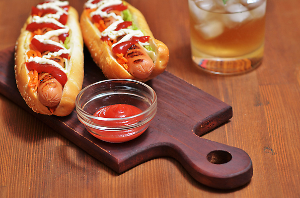 포토 JPG 해외이미지 실내 사람없음 케첩 레모네이드 유리그릇 핫도그 나무도마 나무배경 해외202004 해외포토 그릇 음식 백그라운드 유리 도마 패스트푸드 내부 목재 소스_음식 에이드 파일형식 이미지허브