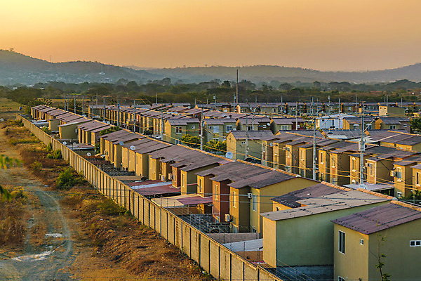 포토 JPG 해외이미지 외관 선 건축양식 교실 자연 지붕 아파트 주택 안테나 풍경 사람없음 건물 일출 미국 일몰 재산 중앙 언덕 커뮤니티 에콰도르 연립주택 이웃 남쪽 교외 줄서기 해외202004 해외포토 건축물 교육 건축 북아메리카 통신 학교 모션 금융 노을 남아메리카 방향 생태계 파일형식 이미지허브