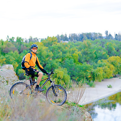 포토 JPG 해외이미지 라이프스타일 산 한명 사람 풍경 경사 성인 야외 자전거 승차 헬멧 언덕 사이클링 라이더 성인남자한명만 해외202004 해외포토 1 모션 생활 바이크 보호장비 육상스포츠 남자한명만 성인남자만 파일형식 이미지허브
