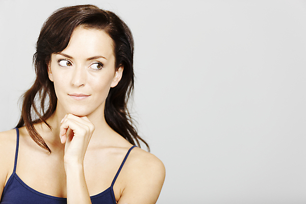 포토 JPG 해외이미지 라이프스타일 여자 행복 생각 아이디어 한명 성인 카피스페이스 해외202004 해외포토 1 감정 컨셉 사람 생활 공백 파일형식 이미지허브