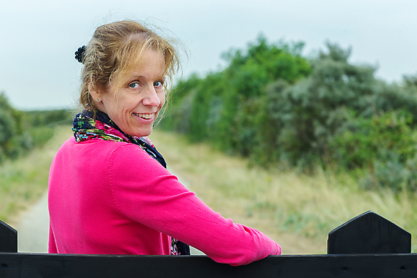 포토 JPG 해외이미지 백인 계절 도로 길 여행 모션 자연 휴가 한명 미소 웃음 사람 풍경 성인 야외 목재 여름 울타리 여행객 걷기 환경 봄 산책 기쁨 하이킹 오솔길 모래언덕 입장 대문 지역 내추럴 루트 방법 해외202004 해외포토 서양인 나무 1 감정 재료 교통시설 레저 휴식 표정 담장 문 언덕 생태계 파일형식 이미지허브