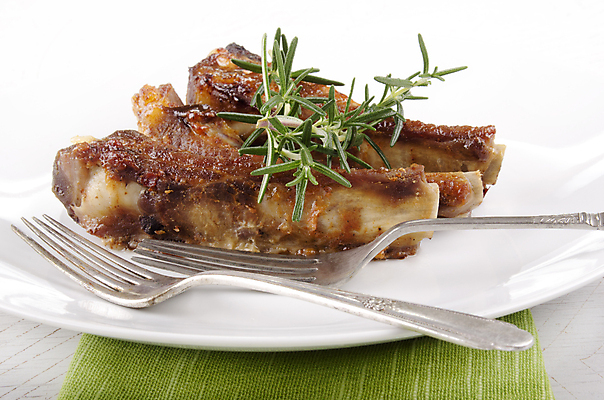 포토 JPG 해외이미지 접시 음식 포크 육류 돼지고기 사람없음 맛 그릴 허브 로즈메리 바비큐립 점심식사 해외202004 해외포토 식물 식기 컨셉 식재료 주방용품 식사 바비큐 파일형식 이미지허브