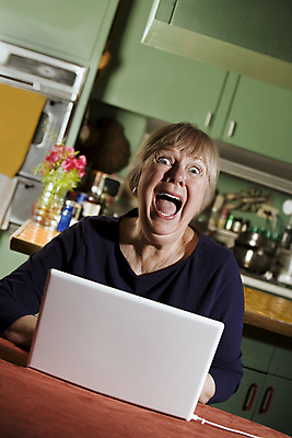 포토 JPG 해외이미지 할아버지 안경 인터넷 주택 실내 한명 성인 노트북 컴퓨터 주방 식사 외침 방 회색 표현 주름 유머 무서움 은퇴 충격 바보 반응 비명 노화 해외202004 해외포토 1 잡화 노년 남자 감정 컬러 컨셉 사람 내부 건물 전자제품 소리 파일형식 이미지허브