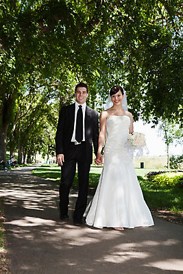 포토 JPG 해외이미지 나무 백인 전통 커플 응시 드레스 공원 여자 남자 행복 꽃다발 결혼 신혼부부 결혼식 남편 기념 함께함 서기 미소 사람 이벤트 성인 야외 두명 세로 흰색 축하 아내 가운 베일 해외202004 해외포토 서양인 식물 부부 시선 옷 공공시설 꽃 감정 컬러 컨셉 관계 모션 표정 신혼 파일형식 이미지허브