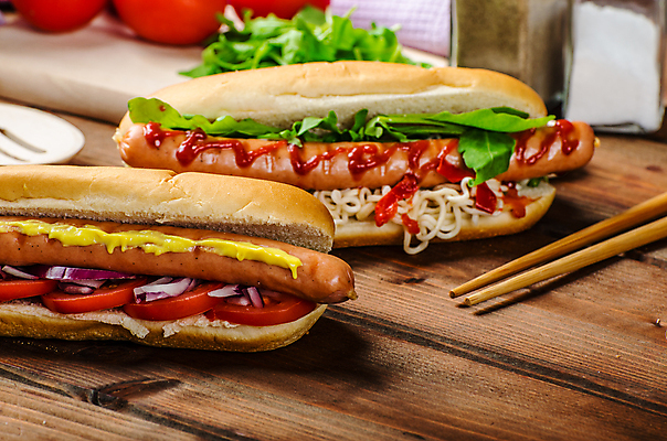 포토 JPG 해외이미지 채소 실내 사람없음 소시지 케첩 머스터드 핫도그 나무젓가락 나무도마 나무배경 해외202004 해외포토 음식 백그라운드 젓가락 도마 패스트푸드 내부 목재 소스_음식 가공식품 파일형식 이미지허브