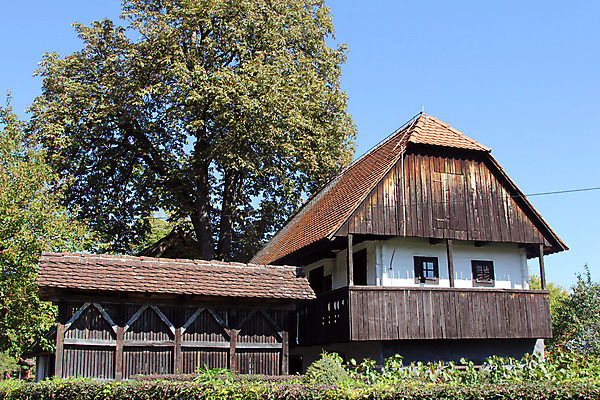 포토 JPG 해외이미지 나무 계절 길 여행 하늘 주택 사람없음 목재 장식 초록색 파란색 농장 농경지 마을 시골 역사 재산 오솔길 복고 장면 크로아티아 밀짚 밭일 수목 전국 해외202004 해외포토 식물 유럽 컬러 농업 재료 건물 금융 짚 파일형식 이미지허브