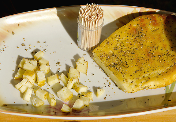 포토 JPG 해외이미지 접시 음식 조각 다이어트 재료 염소 치즈 요리 사람없음 야외 햇빛 노란색 다이어리 식사 그룹 시장 맛 큼 자르기 먹기 스위스 준비 아로마 소금 부드러움 이쑤시개 공평 토막 깃털펜 뷔페 식품점 입가심 핸드메이드 해외202004 해외포토 식기 유럽 컬러 컨셉 포유류 모션 유제품 건강 태양 펜 상점 사무용품 감각 크기 파일형식 이미지허브