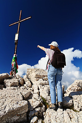 포토 JPG 해외이미지 구름 여자 십자가 배낭 자연 하늘 휴가 산 한명 풍경 야외 여름 파란색 여행객 이탈리아 등산 트래킹 하이킹 바위 가리킴 정상 심볼 오르기 알프스 팔 창백 절정 하이커 해외202004 해외포토 자연요소 1 계절 유럽 컬러 여행 가방 모션 레저 사람 손짓 신체부위 돌_바위 생태계 파일형식 이미지허브