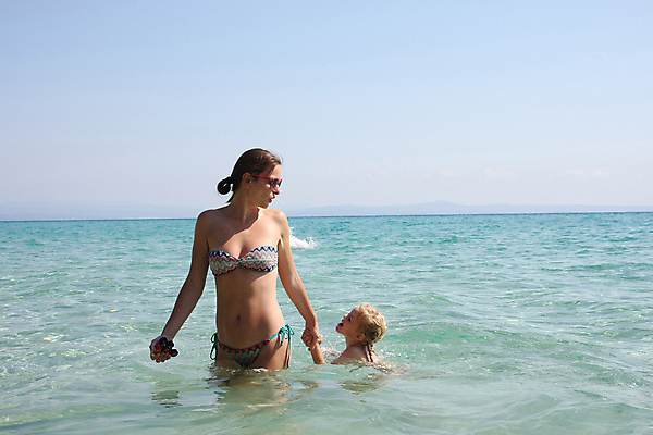 포토 JPG 해외이미지 백인 라이프스타일 딸 행복 바다 자연 엄마 휴가 건강 두명 비키니 만족 휴양지 해외202004 해외포토 서양인 수영복 감정 가족 사람 생활 장소 생태계 파일형식 이미지허브