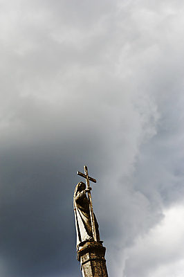 포토 JPG 해외이미지 구름 1 조각 컨셉 십자가 하늘 천사 이끼 사람없음 야외 옆모습 세로 조각상 평화 침묵 바위 기도 죽음 무덤 잡기 닫기 보호 포르투갈 묘사 대리석 기념물 흐림 야광 유지 결백 방법 숭배 천진난만 해외202004 해외포토 자연요소 유럽 뷰포인트 재료 모션 날씨 빛 조형물 소리 돌_바위 파일형식 이미지허브