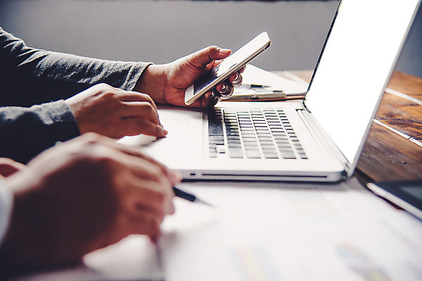 포토 JPG 해외이미지 직업 손 생각 인터넷 비즈니스 통신 통계 탁자 회의 모바일 협력 아이디어 대화 사람 사람없음 노트북 스마트폰 컴퓨터 글로벌 디지털 공책 업무 네트워크 그룹 계획 토론 디자이너 분석 오브젝트 회계 다락방 마케팅 세미나 프로젝트 목업 브레인스토밍 해외202004 해외포토 가구 컨셉 문구용품 말하기 신체부위 경제 전자제품 핸드폰 스마트기기 작업 파일형식 이미지허브