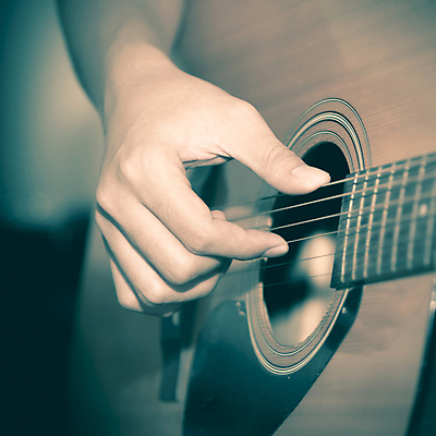 포토 JPG 해외이미지 손 연주 실내 신체부위 기타 잡기 해외202004 해외포토 음악 모션 현악기 사람 내부 파일형식 이미지허브