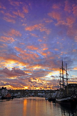 포토 JPG 해외이미지 구름 외관 유럽 바다 요트 건축양식 교통시설 하늘 호텔 낚시 잉글랜드 거리 항해 풍경 사람없음 물 반사 일출 항구 침묵 황혼 일몰 새벽 보트 방파제 함선 해외202004 해외포토 자연요소 공공시설 건축 나라 교통 배_교통 숙소 레저 영국 노을 소리 시설 파일형식 이미지허브