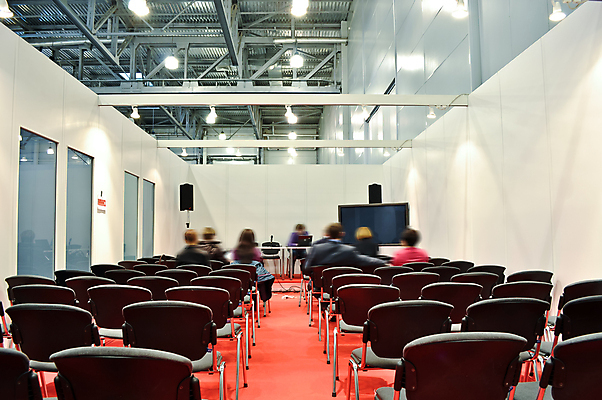 포토 JPG 해외이미지 직업 전통 교육 가구 의자 회사 비즈니스 교실 학교 탁자 회의 직장 실내 앉기 사람없음 내부 목재 빛 사무실 스크린 방 만남 흰색 업무 발표 센터 우아함 강의 극장 책상 회의실 상업 영사기 객석 경영 세미나 옛날 줄서기 해외202004 해외포토 나무 컬러 생활용품 컨셉 재료 모션 작업 파일형식 이미지허브