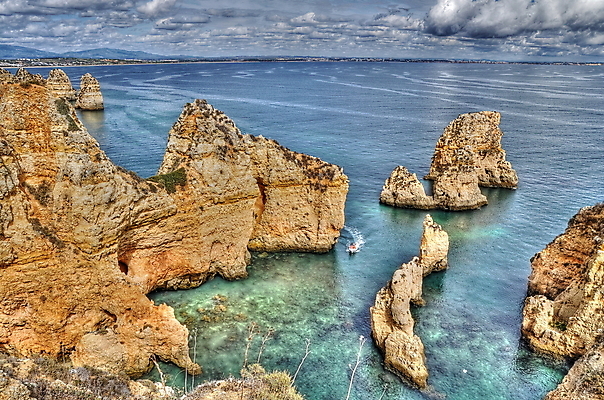 포토 JPG 해외이미지 모양 유럽 파도 바다 여행 자연 하늘 휴가 휴식 풍경 사람없음 야외 물 여름 파란색 태양 맑음 절벽 달력 바위 만 뜨거움 보트 황금 포르투갈 부식 암초 승객 대서양 내추럴 해외202004 해외포토 자연요소 계절 나라 컬러 컨셉 배_교통 날씨 돌_바위 생태계 파일형식 이미지허브