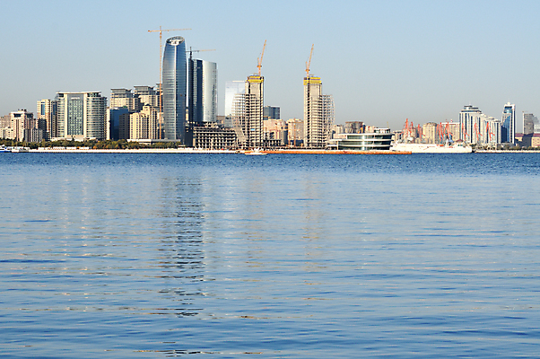 포토 JPG 해외이미지 도로 바다 여행 돈 비즈니스 산 주택 사람없음 건물 물 사무실 상점 식당 카페 거래 도시 변화 상품 클럽 아제르바이잔 해외202004 해외포토 자연요소 건축물 나라 길 컨셉 교통시설 재산 파일형식 이미지허브