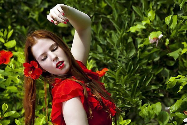 포토 JPG 해외이미지 한명 야외 빨간색 초록색 유행 정원 봄 댄서 춤 화려 스페인어 이국적 플라멩코 세련 해외202004 해외포토 직업 1 계절 예술 컬러 컨셉 문화예술 사람 세계문화유산 파일형식 이미지허브