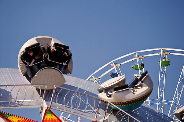 포토 JPG 해외이미지 주간 행복 휴식 사람 상반신 성인 야외 두명 파란색 맑음 놀이공원 놀이기구 주말 성인만 해외202004 해외포토 자연요소 감정 컬러 컨셉 날씨 테마파크 파일형식 이미지허브