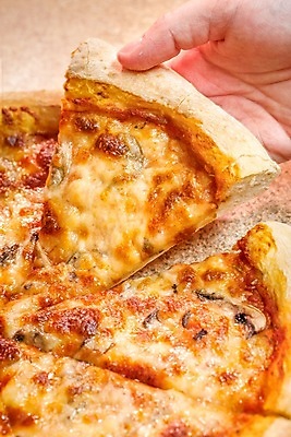 포토 JPG 해외이미지 전통 손 음식 조각 토마토 치즈 피자 패스트푸드 파스타 요리 사람없음 식사 저녁식사 이탈리아 껍질 시골 정크푸드 굽기 슬라이스 반죽 피자집 핸드메이드 해외202004 해외포토 유럽 채소 유제품 서양음식 신체부위 상점 인스턴트 구이 파일형식 이미지허브