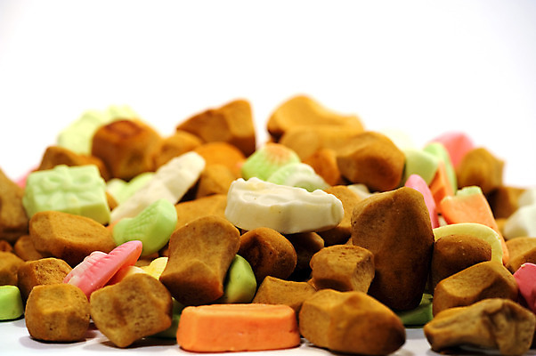 포토 JPG 해외이미지 휴가 사탕 사람없음 빨간색 갈색 견과류 흰색 축하 대접 네덜란드 흰배경 고립 해외202004 해외포토 유럽 컬러 백그라운드 컨셉 디저트 파일형식 이미지허브