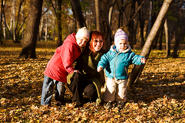 포토 JPG 해외이미지 나무 여자 행복 어린이 잎 장난 가족 지팡이 엄마 사랑 미소 사람 소녀 야외 세명 초록색 금발 갈색 모임 가을 그룹 해외202004 해외포토 식물 헤어스타일 계절 감정 컬러 관계 표정 파일형식 이미지허브