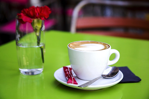 포토 JPG 해외이미지 유럽 커피 음료 여행 백그라운드 잎 탁자 아침 휴식 거리 사람없음 야외 컵 빨간색 초록색 우주 식당 숟가락 침묵 카페 머그컵 흰색 신선 뜨거움 도자기 컵받침 보케 아로마 에스프레소 내추럴 단절 블러 카페인 스타일 해외202004 해외포토 주간 식물 식기 나라 컬러 가구 컨셉 수저 상점 소리 받침대 파일형식 이미지허브