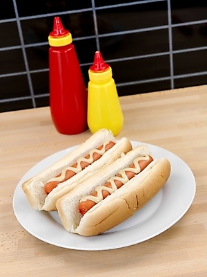 포토 JPG 해외이미지 접시 빵 실내 사람없음 소시지 케첩 머스터드 핫도그 나무탁자 소스통 해외202004 해외포토 식기 음식 탁자 패스트푸드 통 내부 소스_음식 가공식품 파일형식 이미지허브