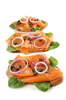 포토 JPG 해외이미지 음식 빵 잎 양파 샌드위치 사람없음 빨간색 식사 흰색 허브 카나페 준비 연어 시금치 훈제 고립 딜 뷔페 줄서기 호밀 해외202004 해외포토 식물 컬러 채소 모션 곡류 서양음식 어류 파일형식 이미지허브