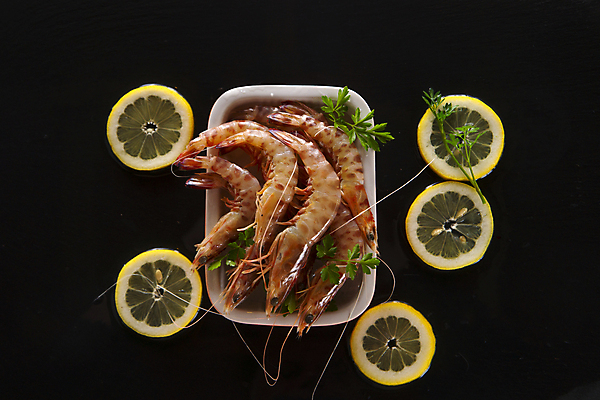 포토 JPG 해외이미지 그릇 잎 검은배경 새우 실내 사람없음 신선 레몬 담기 슬라이스 해외202004 해외포토 식물 식기 백그라운드 과일 모션 갑각류 내부 검은색 파일형식 이미지허브