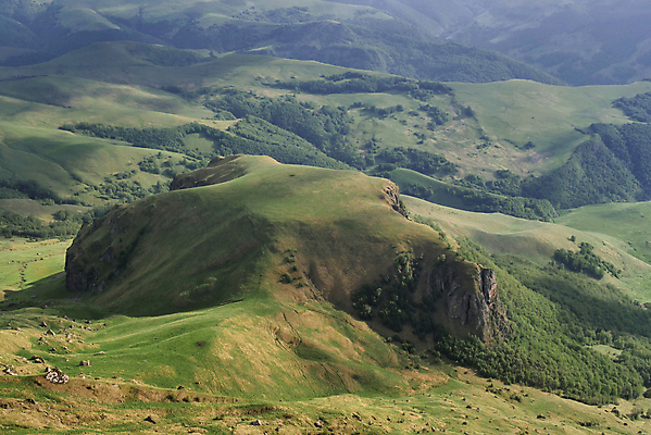 포토 JPG 해외이미지 구름 여행 자연 하늘 날씨 산 풍경 경사 사람없음 야외 하이킹 안개 바위 흰색 거친 정상 흐림 뿌연 절정 해외202004 해외포토 자연요소 컬러 레저 돌_바위 생태계 파일형식 이미지허브