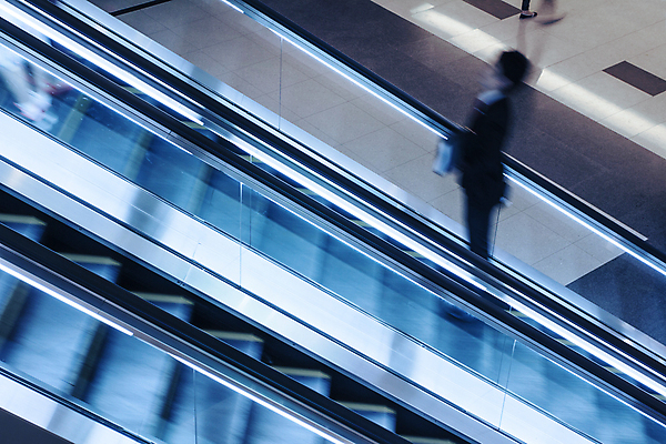 포토 JPG 해외이미지 디자인 남자 여행 포즈 비즈니스 건축양식 교통시설 모션 유리 모바일 실내 사람 사람없음 내부 건물 세일 걷기 계단 상점 도시 조직 그룹 시장 콘센트 구매 공항 군중 소프트포커스 엘리베이터 쇼핑몰 고객 속도 에스컬레이터 베이징 소매 단계 재촉 블러 해외202004 해외포토 건축물 건축 교통 컨셉 재질 촬영기법 쇼핑 중국 시설 파일형식 이미지허브