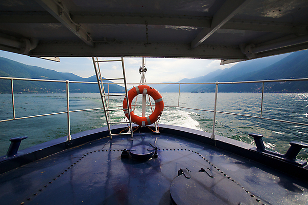 포토 JPG 해외이미지 산업 호수 바다 여행 백그라운드 비즈니스 교통시설 산 사람없음 야외 빨간색 물 파란색 수영 화물 보트 크루즈 갑판 승객 수평선 해외202004 해외포토 자연요소 컬러 교통 배_교통 운송업 수상스포츠 시설 파일형식 이미지허브