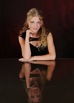 포토 JPG 해외이미지 백인 1 응시 여자 갈색머리 실내 한명 사람 성인 빨간색 반사 어둠 슛 팔꿈치 해외202004 해외포토 서양인 헤어스타일 시선 컬러 내부 신체부위 팔 파일형식 이미지허브