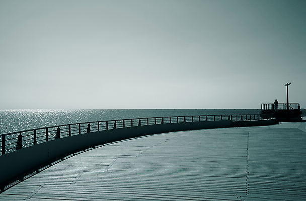 포토 JPG 해외이미지 라이프스타일 여자 감정 바다 여행 컨셉 건축양식 휴가 창조 사랑 사람 사람없음 야외 초록색 물 여름 햇빛 이탈리아 산책로 도시 기다림 고독 무서움 단상 철책 혼자 해외202004 해외포토 자연요소 계절 건축 유럽 길 컬러 모션 생활 태양 파일형식 이미지허브