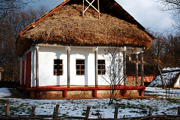 포토 JPG 해외이미지 나무 전통 외관 유럽 문화 여행 겨울 건축양식 창문 지팡이 지붕 주택 사람없음 야외 건물 목재 농작물 농장 마을 회색 수확 골동품 흰색 시골 오두막 시골집 복고 옛날 우크라이나 전국 해외202004 해외포토 식물 건축물 계절 건축 나라 컬러 농업 재료 파일형식 이미지허브