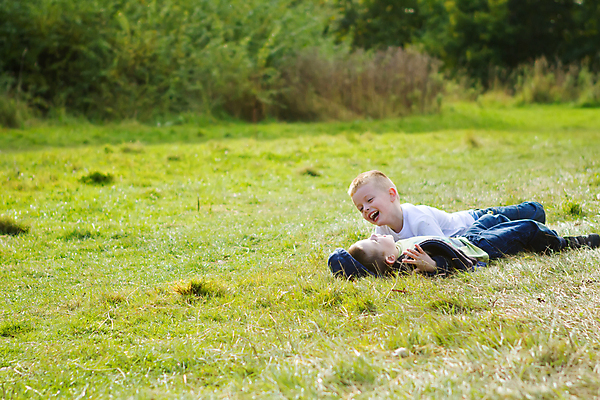 포토 JPG 해외이미지 식물 백인 1 남자 꽃 행복 얼굴 어린이 셔츠 밭 자연 놀이 하늘 건강 사람 소년 야외 두명 초록색 친구 금발 태양 노란색 정원 봄 기쁨 흰색 형제 걸음마 해외202004 해외포토 자연요소 서양인 헤어스타일 계절 감정 컬러 상의 농업 가족 관계 모션 신체부위 생태계 파일형식 이미지허브