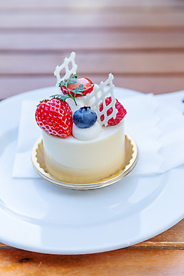 포토 JPG 해외이미지 접시 열매 음식 과일 딸기 디저트 치즈 사람없음 빨간색 케이크 흰색 신선 달콤 맛 크림 블루베리 타르트 페스츄리 해외202004 해외포토 식물 식기 빵 컬러 컨셉 유제품 파이_빵 파일형식 이미지허브