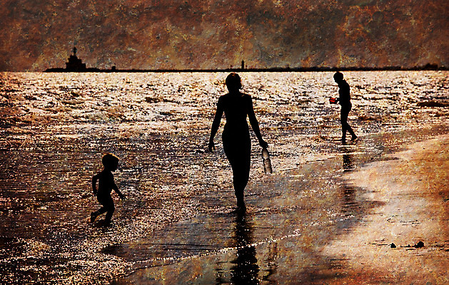 포토 JPG 해외이미지 전신 여자 남자 실루엣 어린이 바다 여행 가족 휴가 함께함 성인 야외 세명 지구온난화 그런지 해외202004 해외포토 컨셉 관계 촬영기법 사람 기후변화 파일형식 이미지허브