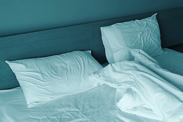 포토 JPG 해외이미지 가구 베개 호텔 휴식 아파트 주택 사람없음 내부 장식 침실 방 흰색 침대 잠 담요 안락 해외202004 해외포토 컬러 생활용품 컨셉 침구 숙소 건물 파일형식 이미지허브