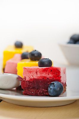 포토 JPG 해외이미지 접시 디저트 사람없음 아웃포커스 숟가락 달콤 블루베리 무스케이크 해외202004 해외포토 식기 음식 과일 촬영기법 수저 케이크 맛 파일형식 이미지허브