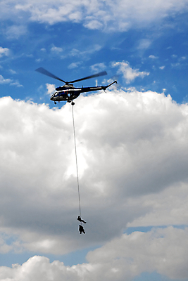 포토 JPG 해외이미지 무기 밧줄 포즈 유니폼 경비 안전 사람 사람없음 검은색 기계 권총 총 조끼 구출 경찰 헬리콥터 보호 위험 공격 군용 싸움 보안 슛 육군 약혼 반대 병정 전사 스트라이크 작전 장교 특공대 후보 해외202004 해외포토 직업 옷 줄 컬러 결혼 컨셉 모션 비행기 군대 외투 도움 약속 특수부대 파일형식 이미지허브