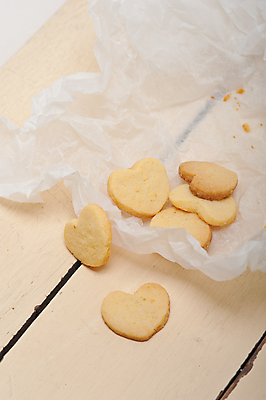 포토 JPG 해외이미지 디저트 사람없음 쿠키 하트 포장지 베이지색 종이호일 해외202004 해외포토 모양 음식 컬러 포장 파일형식 이미지허브