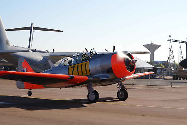 포토 JPG 해외이미지 운동화 오렌지 사람없음 골동품 은색 승무원 공군 프로펠러 택시 엔진 에어쇼 방사형 옛날 해외202004 해외포토 직업 컬러 신발 과일 승용차 자동차 군대 쇼 파일형식 이미지허브
