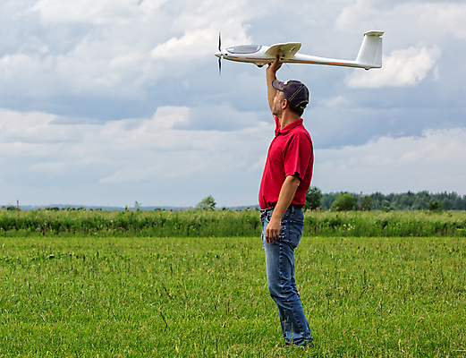 포토 JPG 해외이미지 모델 밭 날개 하늘 비행기 안테나 한명 취미 야외 파란색 빛 장난감 파일럿 고도 항공 속도 시작 라디오 프로펠러 전자 멀리 엔진 글라이더 대패 제어 해외202004 해외포토 직업 1 컬러 농업 통신 항공교통 대중교통 사람 전자제품 파일형식 이미지허브